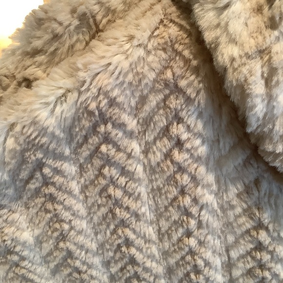 Adrienne Landau Cream Tan Faux Fur Poncho Size Large - Picture 2 of 7